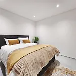 Elegant Minimalist Apartment In Vibrant Woodstock