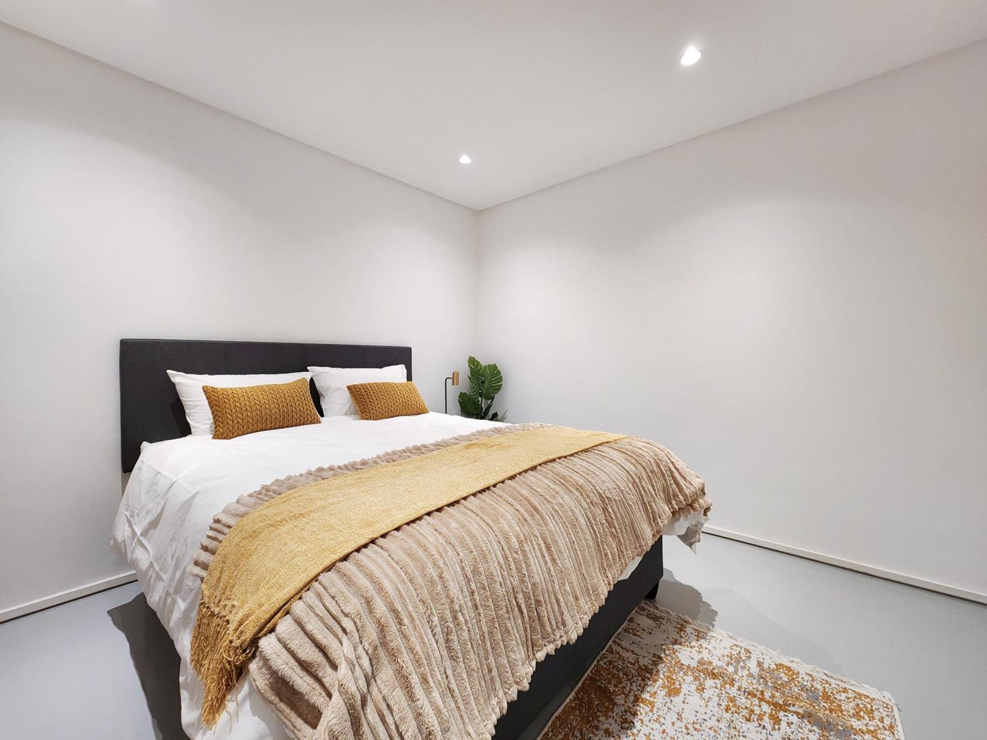 Elegant Minimalist In Vibrant Woodstock *