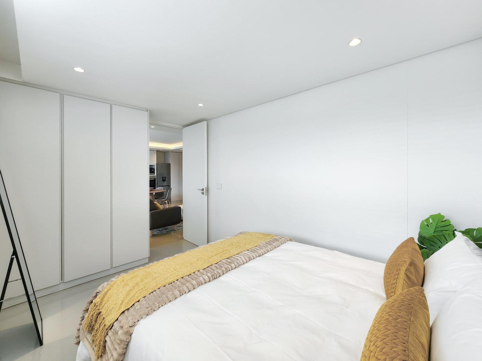 Elegant Minimalist In Vibrant Woodstock Apartment *